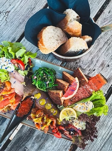 Festlich angerichtete Fischplatte mit Räucherfisch-Spezialitäten und Garnierung der Forellenzucht Juraquell.